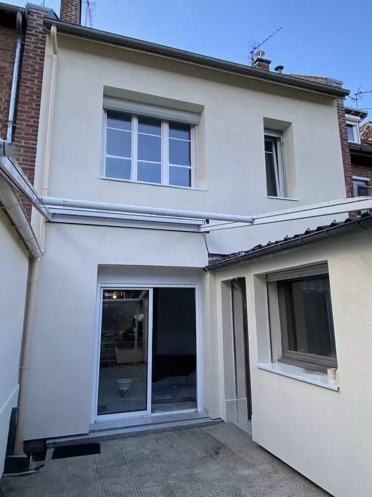 Image de la façade d'une maison après la pose d'une isolation thermique extérieure