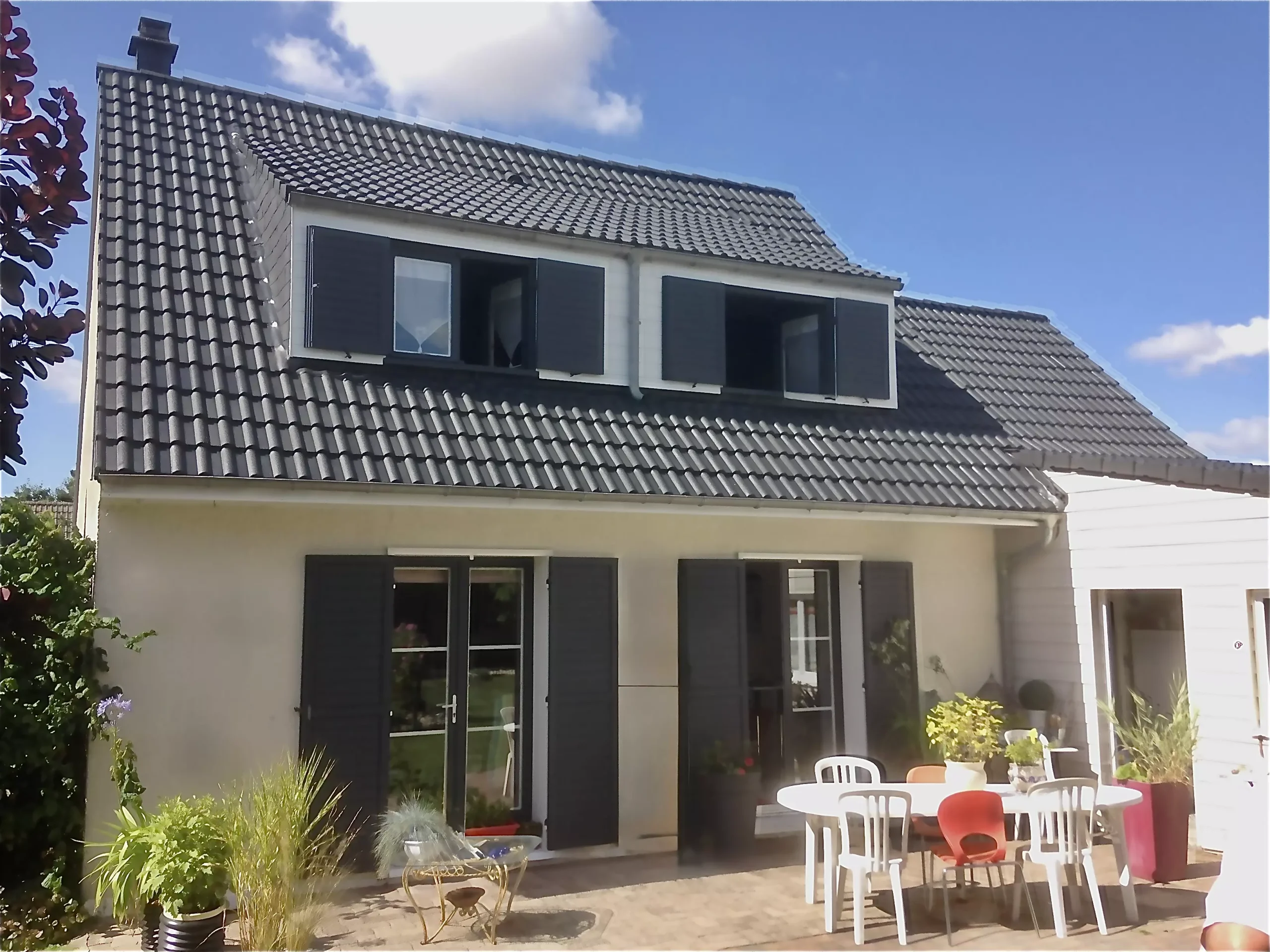 Vu d'une maison possédant une toiture hydrofuge colorée