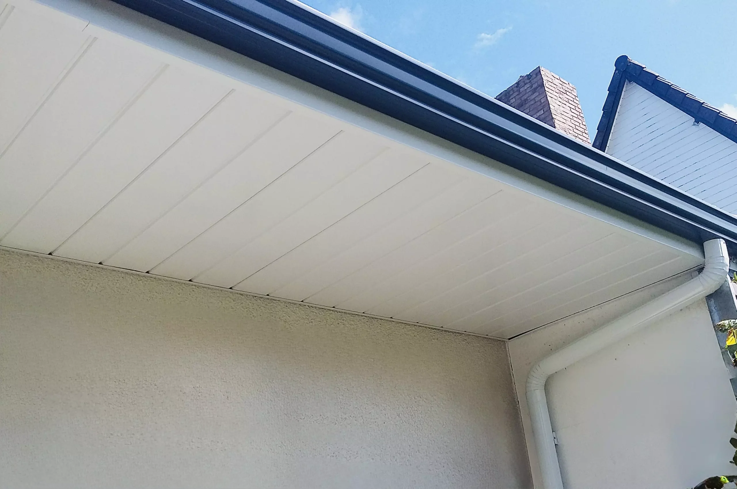 Vu d'une façade avec un cache moineaux et une gouttière soignés