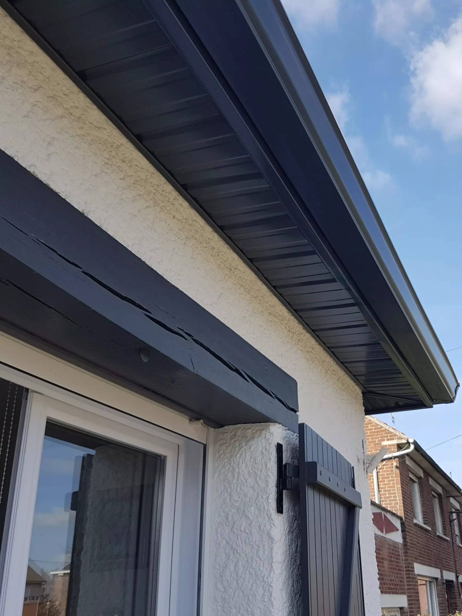 Vu d'une façade de maison avec un beau cache moineaux soigné