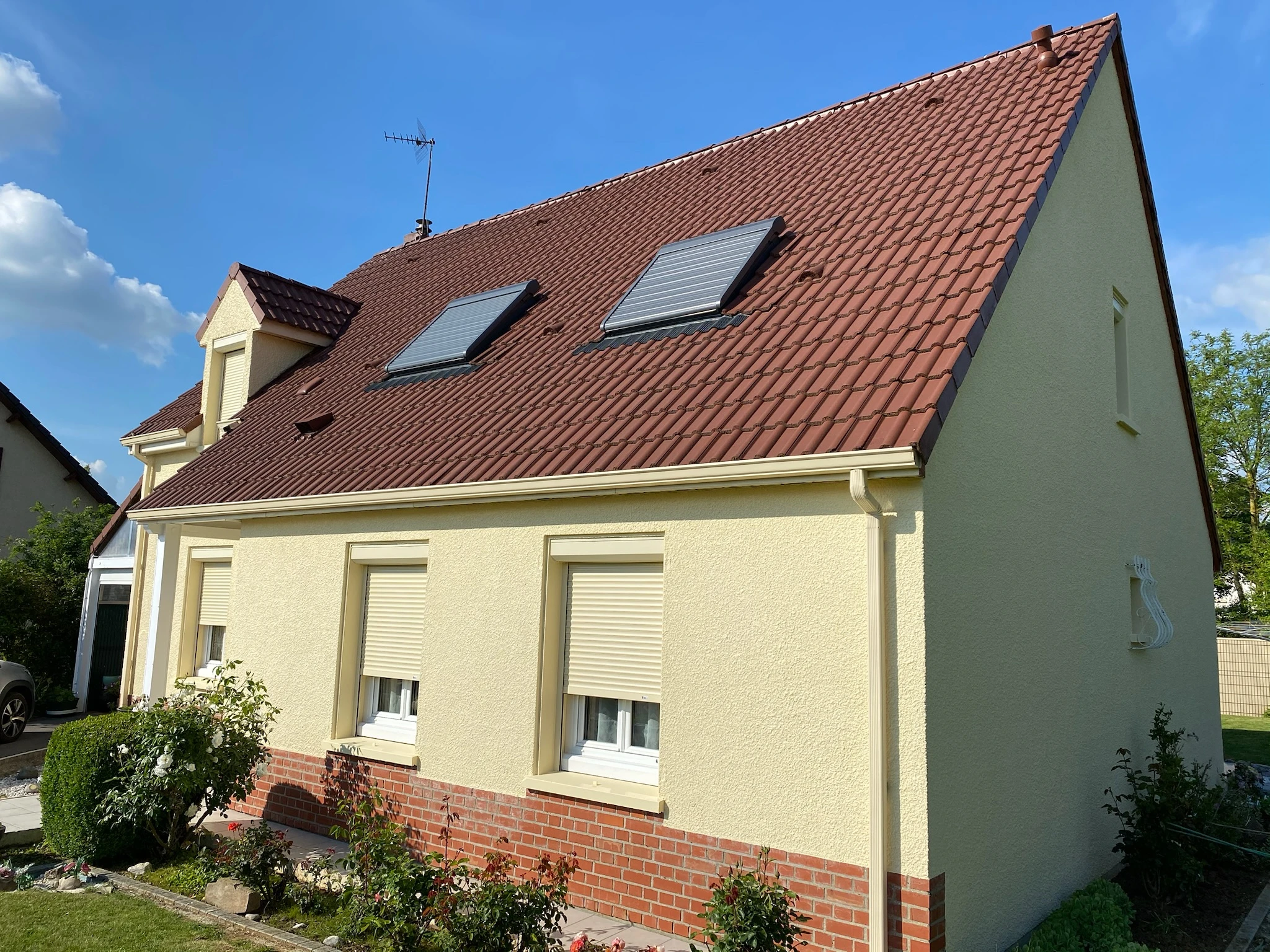 Vu de la façade d'une maison très bien entretenu