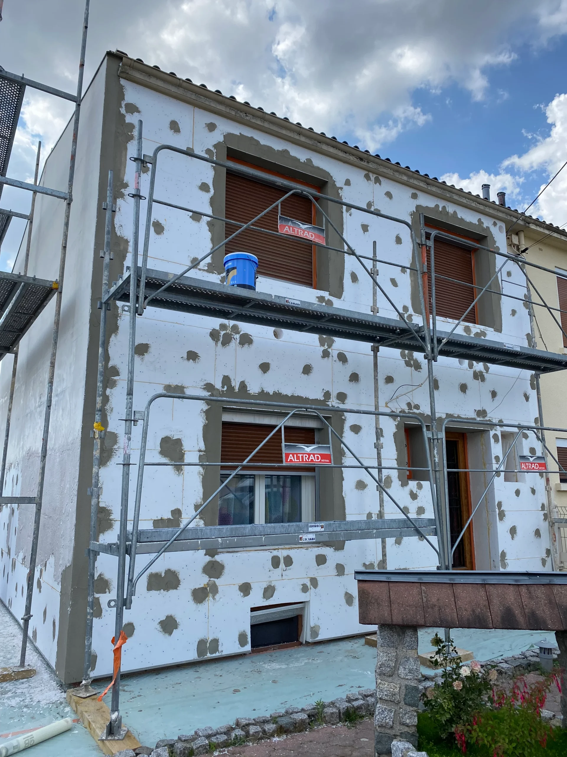 Image de la façade d'une maison avant la pose d'une isolation thermique extérieure