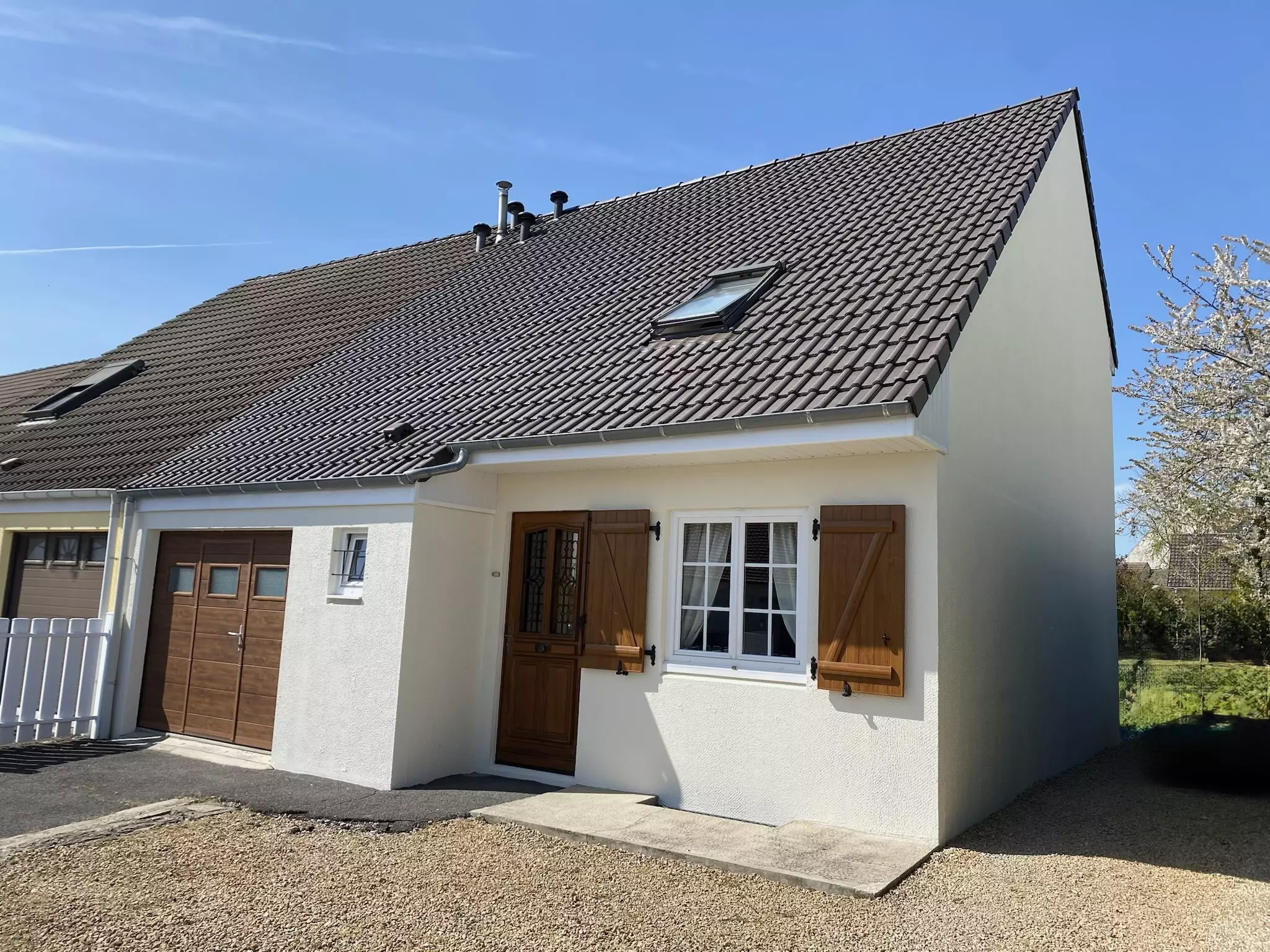 Maison vu de face avec vision sur la toiture en résine hydrofuge colorée 2eme version