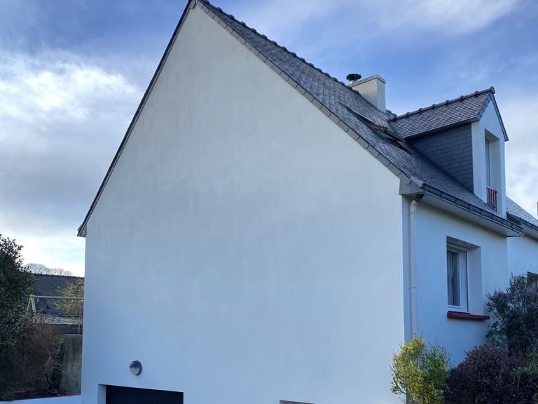 Vu d'une façade de maison entièrement rénové. Après l'intervention.