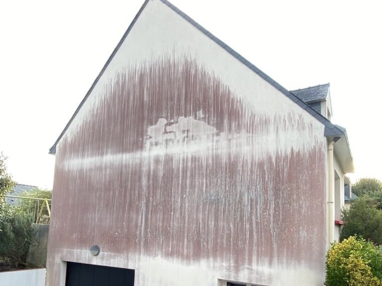 Vu d'une façade de maison non rénové. Avant l'intervention.