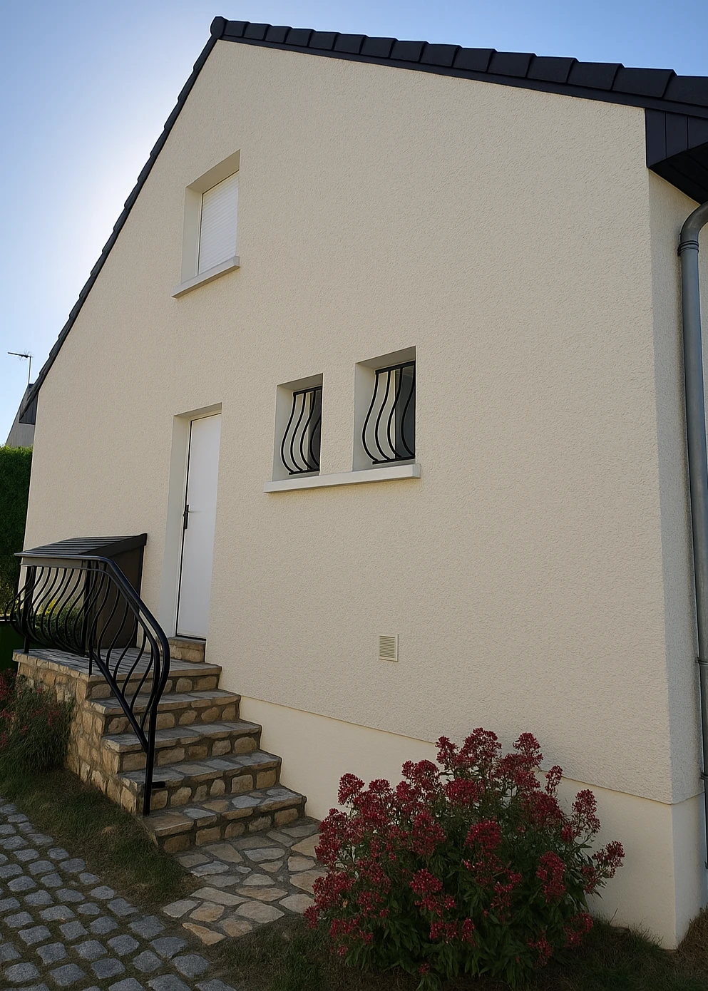 Vu d'une façade de maison non rénové. Avant l'intervention.