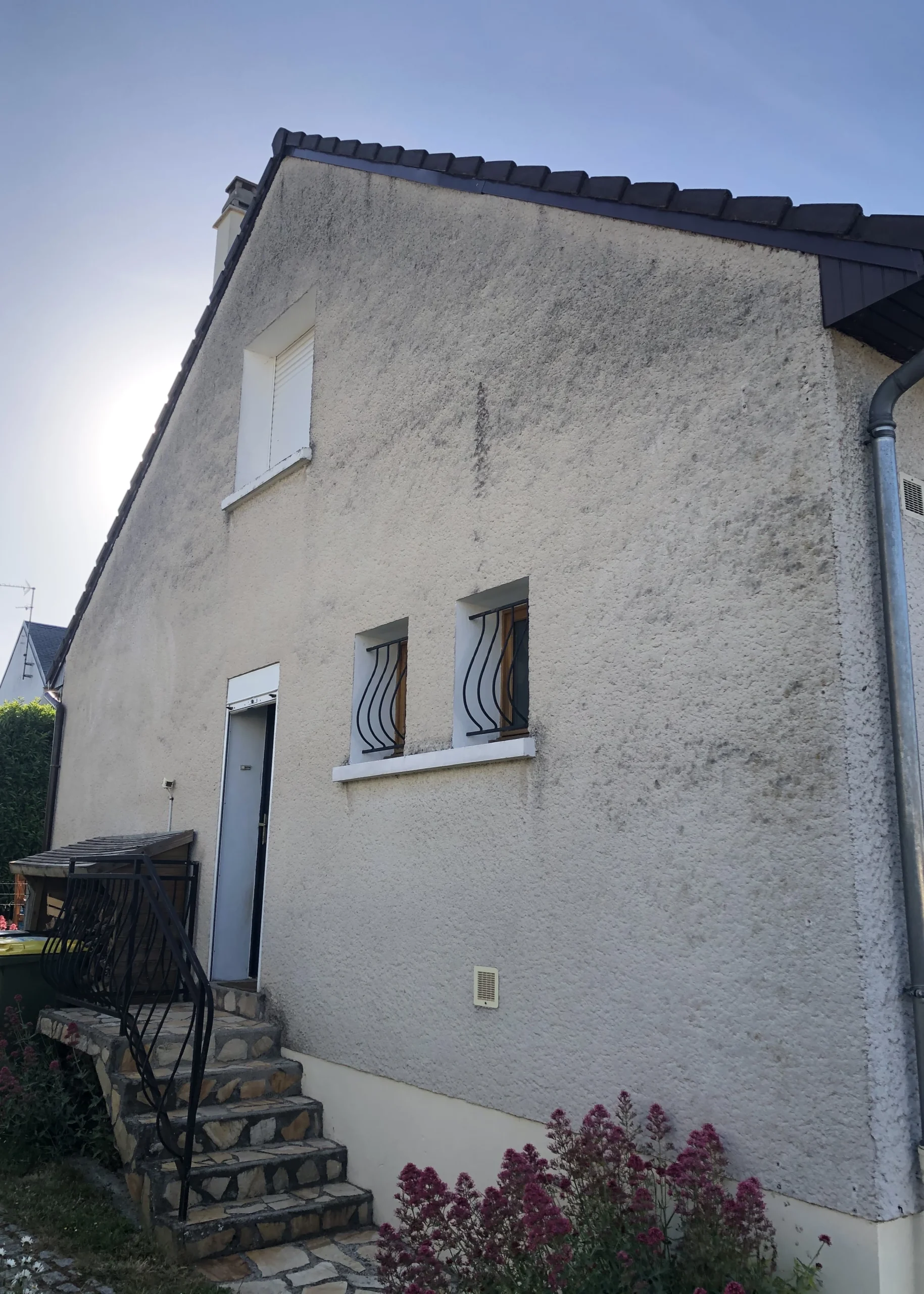 Vu d'une façade de maison entièrement rénové. Après l'intervention.