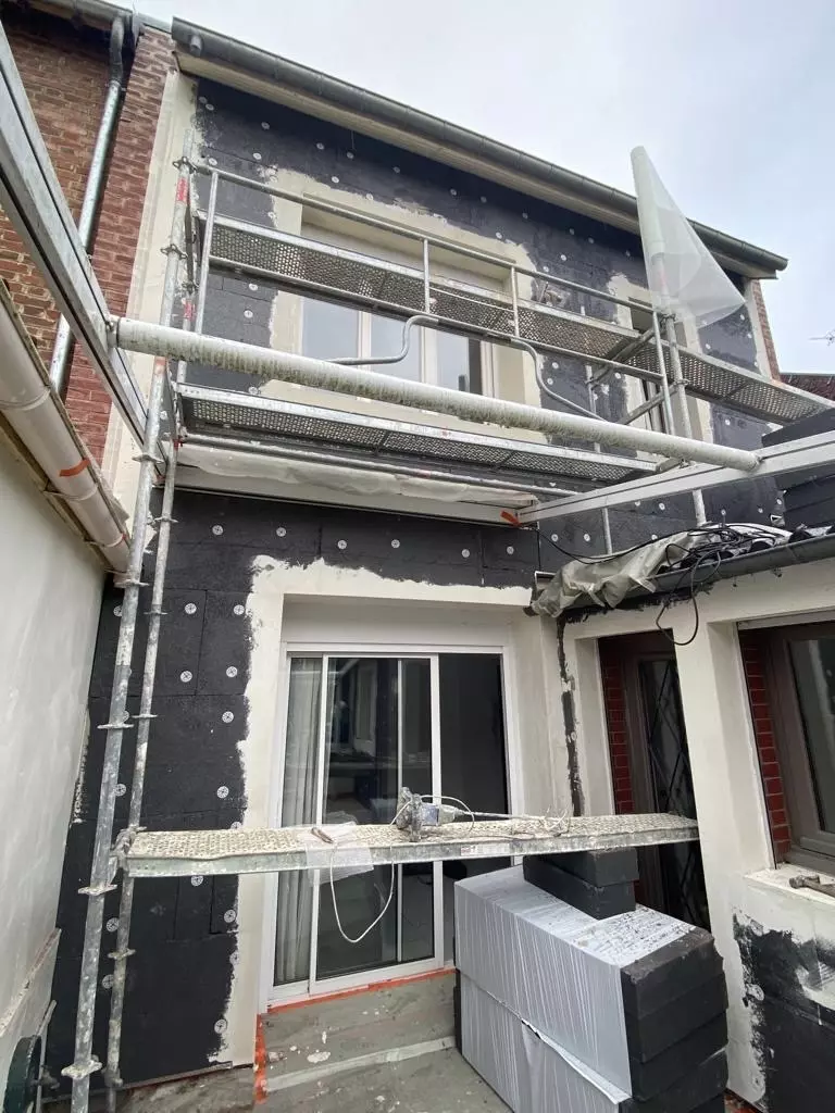 Image de la façade d'une maison avant la pose d'une isolation thermique extérieure