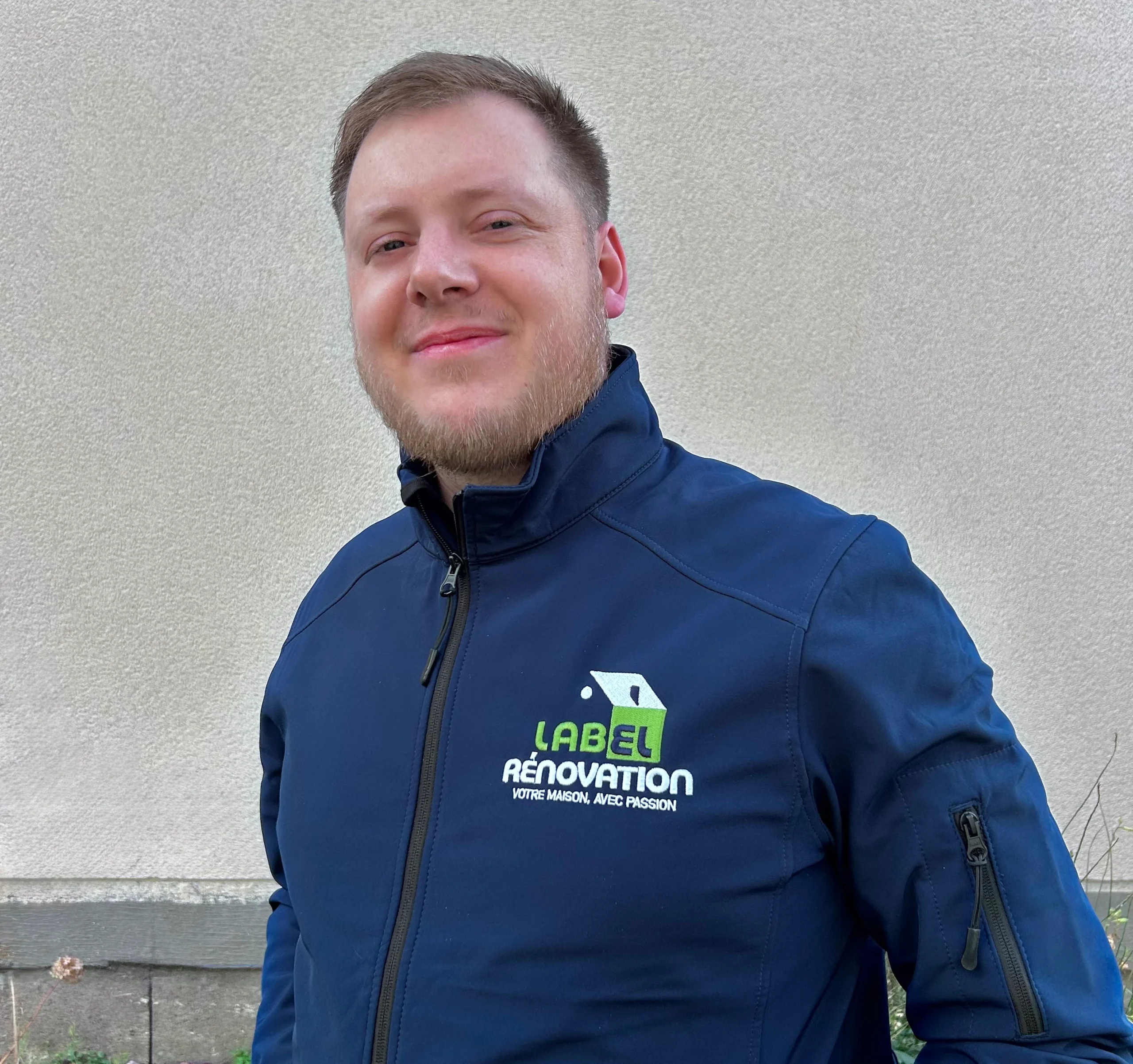 Photo de Virgilio Da Rocha, co-gérant de la société Label Rénovation, spécialisée dans la rénovation de l'habitat.